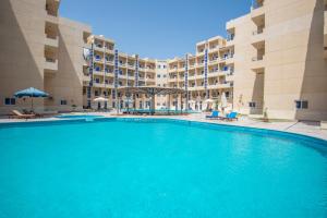 洪加達的住宿－Pool View With Balcony Near El Gouna - 2x Large Pools & Kitchen - EU Standards - Tiba Resort E4，相簿中的一張相片