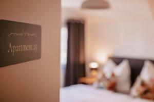 a hotel room with a bed and a sign on the wall at Apartment 25 - zentrumsnah - Parkplatz in Coburg