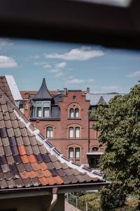 un grande edificio in mattoni rossi in una città di Apartment 25 - zentrumsnah - Parkplatz a Coburg Altre 4 foto