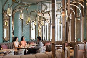 Gostje med bivanjem v nastanitvi Four Seasons Hotel Hong Kong