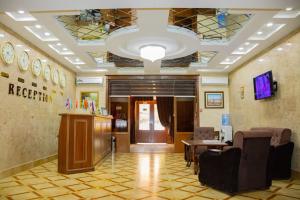 een lobby met een wachtkamer met stoelen en een tafel bij Euro Asia Hotel in Samarkand