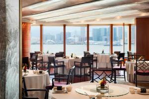 Restoranas ar kita vieta pavalgyti apgyvendinimo įstaigoje Four Seasons Hotel Hong Kong