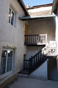 un bâtiment avec un escalier à côté d'un balcon dans l'établissement Duplex charmant idéalement situé, à Dole