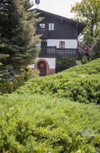 uma casa a preto e branco em GARDENIA em Jelenia Góra