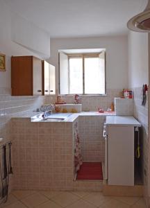 Campolattaro的住宿－La Casa Di Zia Nina，一个带水槽和窗户的大厨房