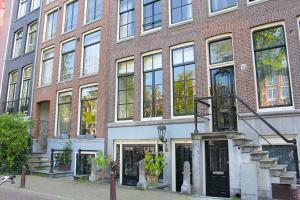 een bakstenen gebouw met een trap ervoor bij The Canalview Retreat in Amsterdam