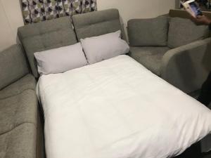 Ένα ή περισσότερα κρεβάτια σε δωμάτιο στο Exclusive 3 Bedroom Caravan, Sleeps 8 People at Parkdean Newquay Holiday Park, Cornwall, UK