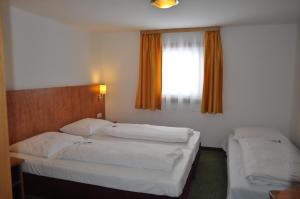 Posteľ alebo postele v izbe v ubytovaní Hotel Tauernpasshöhe