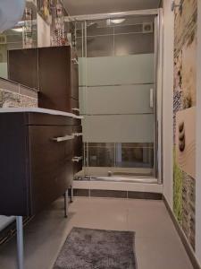 La salle de bains est pourvue d'une douche, d'un lavabo et d'une fenêtre. dans l'établissement PAVILLON DU GARDE CHASSE, à Bugnicourt
