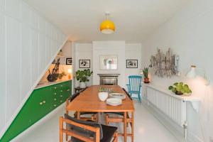 Gallery image of Trafalgar Cottage - Stunning sea view property on beach in Kingsdown