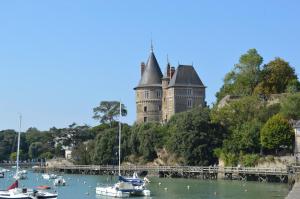 波爾尼克的住宿－A La Birochère Chambre d hôtes classée 3 clés et Accueil Vélo，水中小山上的城堡