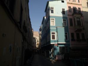 a narrow alley with buildings in a city at TAXİM HOSTEL in Istanbul