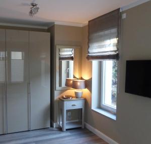 a room with a lamp and a window with blinds at 3-Raum-Appartements in der Rabenstraße in Binz