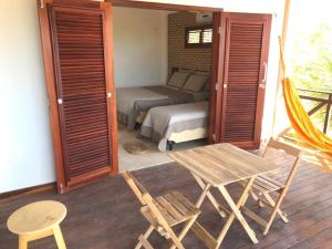 a room with a bed and a table and a bed at BEACH HOUSE - Apartment 2 - com cozinha - with kitchen in Barra Grande