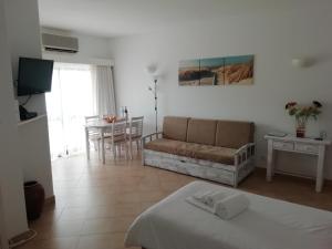 uma sala de estar com um sofá e uma mesa em Alfazema em Lagos