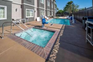 Swimmingpoolen hos eller tæt på Microtel Inn & Suites by Wyndham Tracy