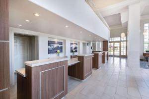Una cocina o zona de cocina en Wyndham Garden San Diego