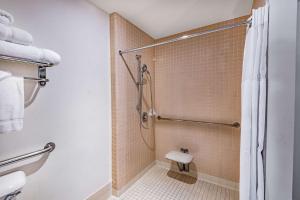 Un baño de Wyndham Garden San Diego