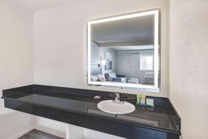 un baño con lavabo y espejo en Wyndham Garden San Diego, en San Diego