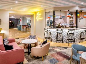 Area lounge atau bar di ibis Styles Bournemouth