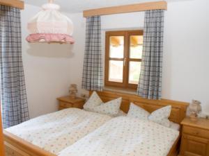 um quarto com uma cama e uma janela em König Andrea Schwaigerhof Rottau em Rottau