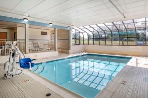 una gran piscina con una gran ventana en Comfort Suites Hagerstown, en Hagerstown