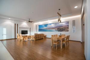 TV a/nebo společenská místnost v ubytování Asahalah Farm Pool Villas