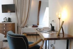 TV a/nebo společenská místnost v ubytování Hôtel La Grange Aux Marmottes
