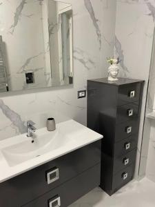 a bathroom with a sink and a mirror at B&B IL PICCOLO PRINCIPE in Mercato San Severino