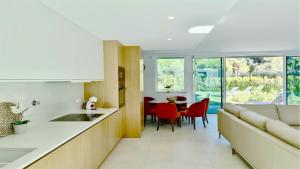 une cuisine et un salon avec un canapé et une table dans l'établissement Villa Terese-CleverDetails, Central Vilamoura, Sleeps 6, luxury, walking distance, à Vilamoura