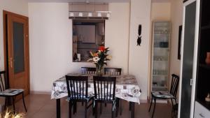 tavolo da pranzo con sedie e vaso di fiori di dominique gaspar a El Campello
