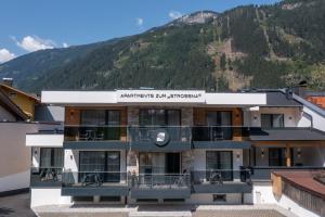 a building with a mountain in the background at Appartements zum Strossna in Mayrhofen