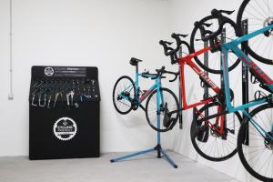 duas bicicletas num stand ao lado de um suporte para bicicletas em Gara Suites Golf & Spa em Playa de las Americas