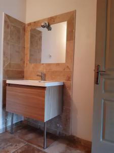 a bathroom with a sink and a mirror at Au pays du Ventoux in Le Thor