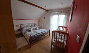 - une chambre avec un lit et une fenêtre dans l'établissement Apartman Patricia, à Fužine