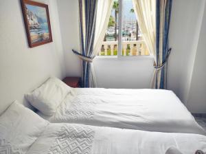 En eller flere senge i et værelse på Marina Sunrise Puerto + 30 billeder