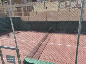 una pista de tenis con una valla de eslabones en Casa KIKO, LA CASA ESTA EN LA ANTILLA 200METROS PLAYA, en La Antilla