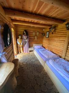 pokój z 2 łóżkami w drewnianym domku w obiekcie Gród Pędzików w Chęcinach