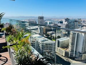 desde el balcón de un edificio con vistas a la ciudad en Urban Elephant 16 On Bree, en Ciudad del Cabo