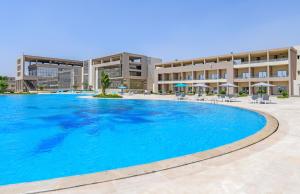 Bazén v ubytování Tolip Gardens Hotel nebo v jeho okolí
