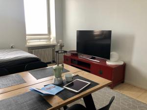 uma sala de estar com uma televisão e uma mesa de centro em Scandinavian Sweet home 18 Heart of City em Helsinque