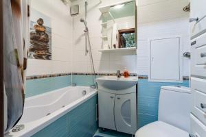 een badkamer met een wastafel, een bad en een toilet bij Busines Brusnika Apartment Tsaritsyno in Moskou