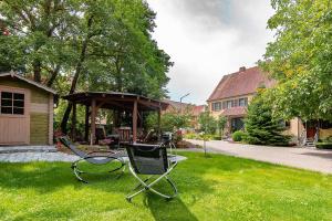 a gazebo sitting in the yard of a house at Ferienwohnung Nesselbachtal in Neustadt an der Aisch