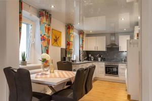 a kitchen with a table and chairs in a room at Ferienwohnung Nesselbachtal in Neustadt an der Aisch