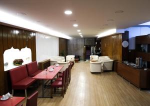 ein Restaurant mit Tischen und Stühlen in einem Zimmer in der Unterkunft Kıspet Konak Hotel in Canakkale
