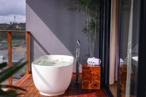 Baðherbergi á Saptha Resort and Spa