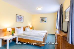 Postel nebo postele na pokoji v ubytování Kurgarten-Hotel
