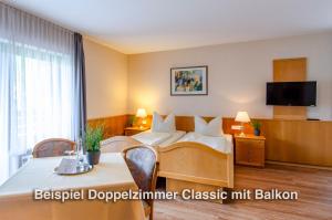 Postel nebo postele na pokoji v ubytování Kurgarten-Hotel