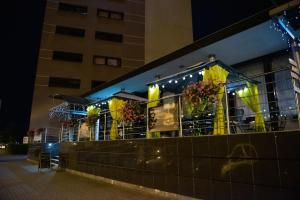 un edificio con balcone fiorito di notte di Perła a Oleśnica