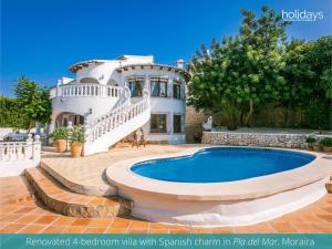 een huis met een zwembad ervoor bij Villa Talia by HMR Holidays Moraira in Moraira